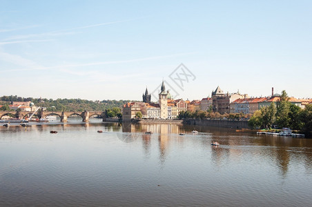 旅游的城市布拉格中心的伏尔塔瓦河离桑尼夏日的查尔斯桥很远古老的图片