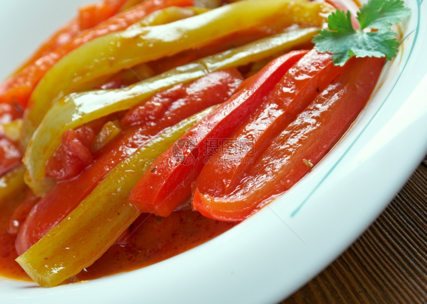 Piperade典型的巴斯克菜配有洋葱绿胡椒和西红柿钟吃用具图片