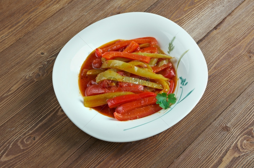 Piperade典型的巴斯克菜配有洋葱绿胡椒和西红柿用具钟吃图片