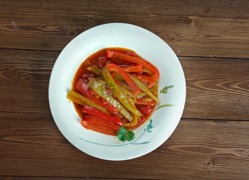 钟Piperade典型的巴斯克菜配有洋葱绿胡椒和西红柿番茄派拉达图片