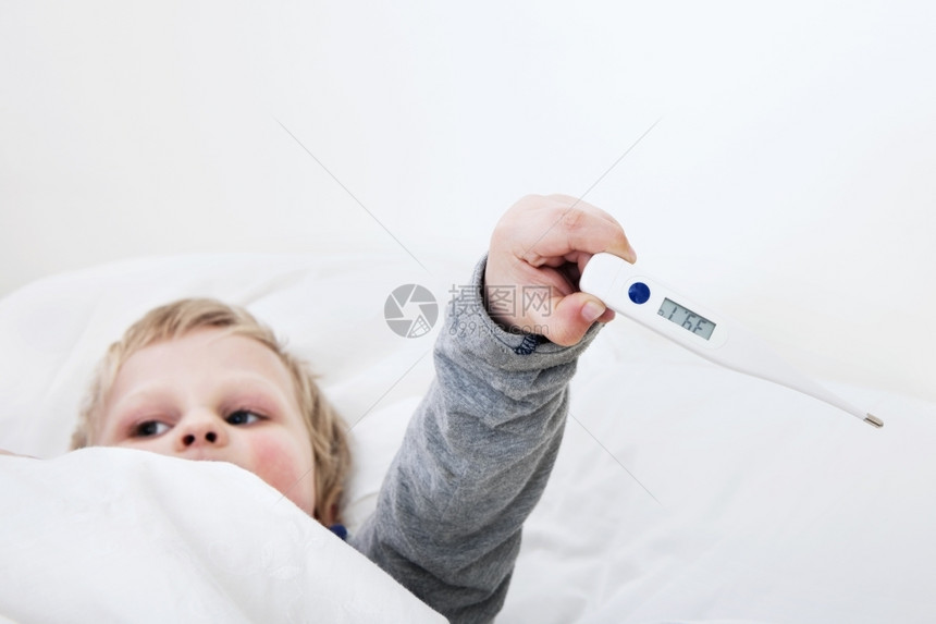 关心小男孩在床上显示温度计给他的木乃伊看带有复制空间保持生病的图片