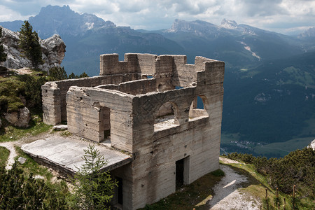 建筑学意大利多洛米特阿尔卑斯山风化的废弃建筑墟古董白云岩图片