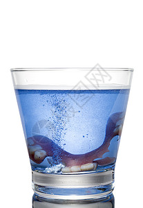 适当的水健康牙医在玻璃杯中用水清洗假牙保持卫生图片