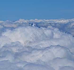 假期山峰在40米的瑞士山上能够通过云层遮挡阿尔卑斯山天气图片