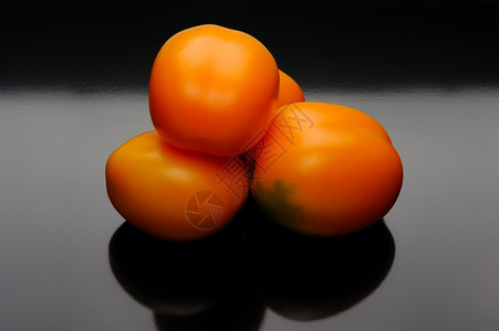 夏天颜色甜的黑背景橙和黄番茄图片