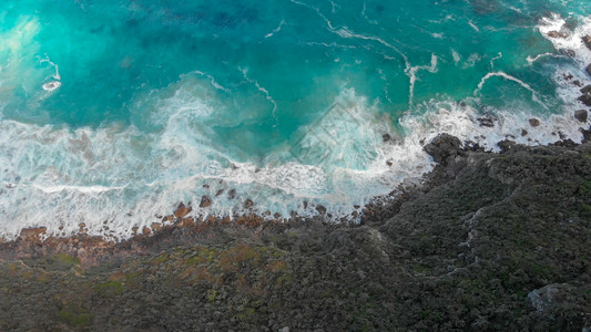 路卓越沿着海洋的美丽岸线空中观视岩石图片