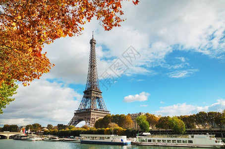 秋季的艾菲尔铁塔风光图片