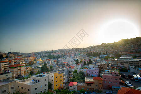 上帝中间日落时以色列拿撒勒阿拉伯城镇背景