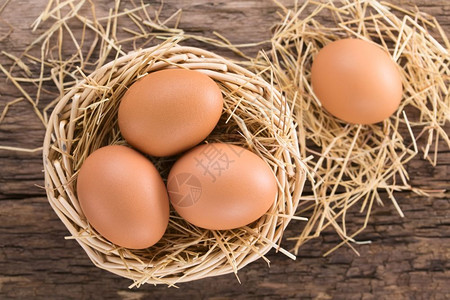 干草上的新鲜鸡蛋背景图片
