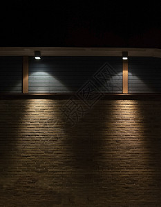 黑暗中的砖和木墙背景带三角形灯黑暗中的砖和木墙背景带灯介绍棕色的高图片