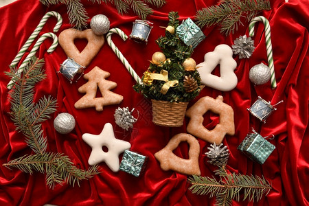美味的十二月圣诞节背景和树节庆的装饰品自制图片