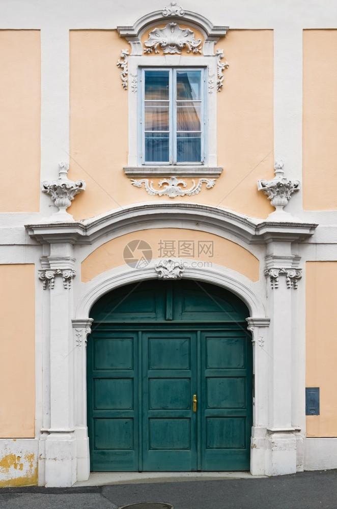 奥地利旧屋主入口艾森施塔特大门窗扇粉刷图片