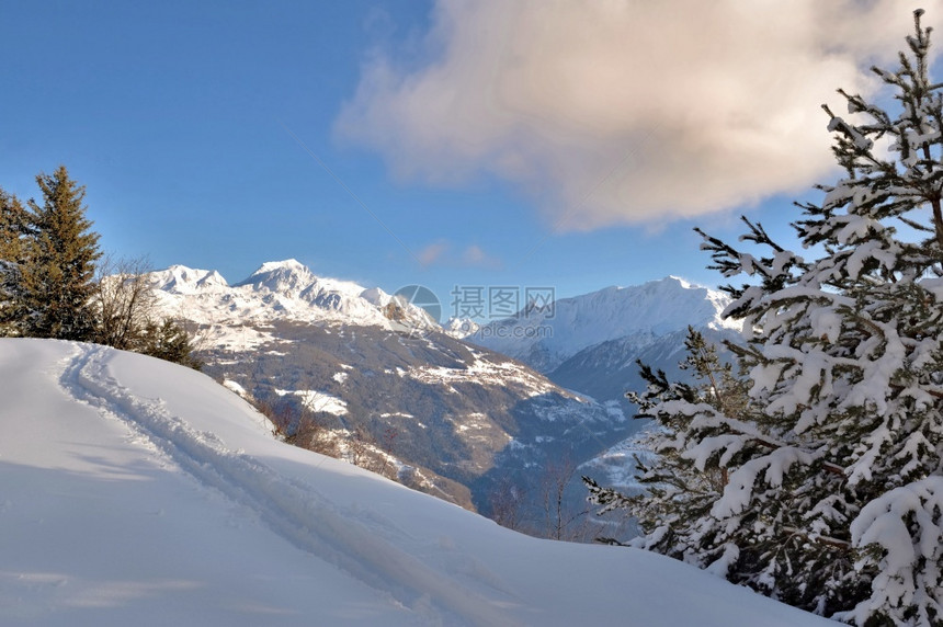 阿尔卑斯山美丽的雪景图片