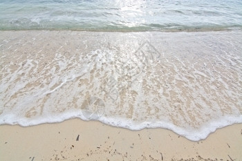 沙滩上的泡沫海浪图片