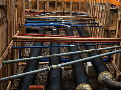 建筑工地造坑有长途供暖管道的坑井阿尔滕堡加热工程高清图片