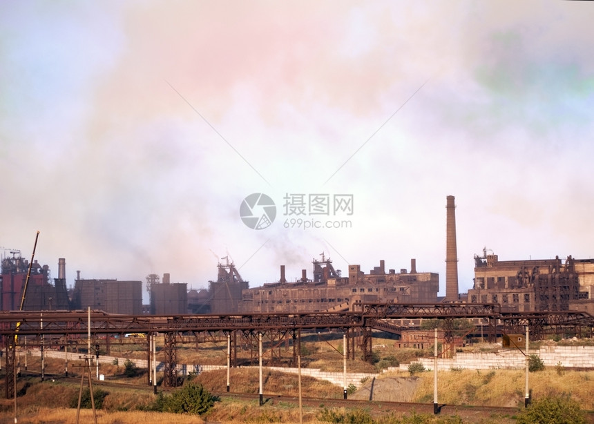 重的环境污染和全球升温问题废旧钢工厂的烟雾环境污染和全球变暖乌克兰景观图片