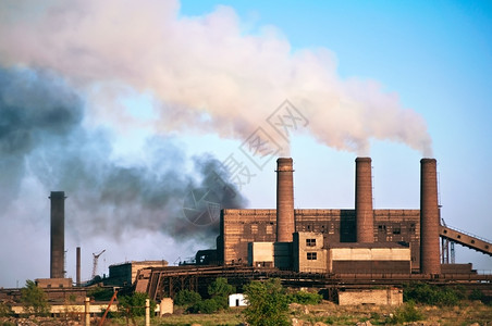 阿尔切夫斯克环境污染和全球升温问题废旧钢工厂的烟雾环境污染和全球变暖蒸汽夏天重的背景