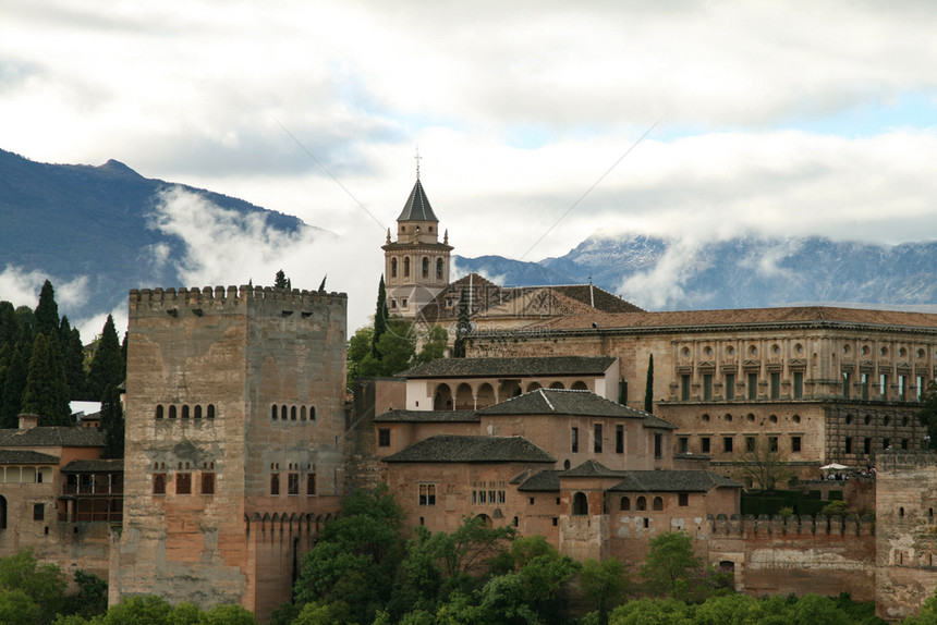 游客兴趣古董在西班牙格拉纳达Granada的山岳背景中城市堡Alhambra的景象图片