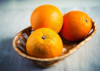 吃细节熟橙子在篮里新鲜橘的篮中季节图片