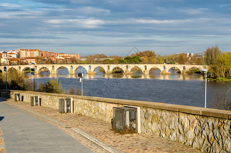 旅游西班牙萨莫拉杜伊罗河上中世纪石桥的景象念碑遗产图片