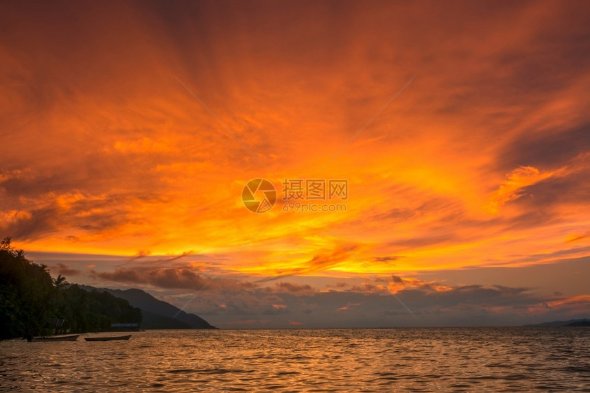 美丽棕榈天堂印度尼西亚热带岛屿在海洋中日落之后的奇异彩色天空洋日落和热带岛图片