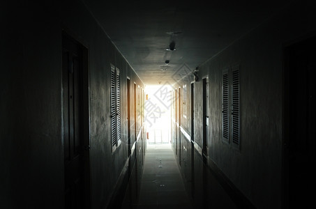 内部的建造旧旅馆走廊窗户的灯光照亮现代图片