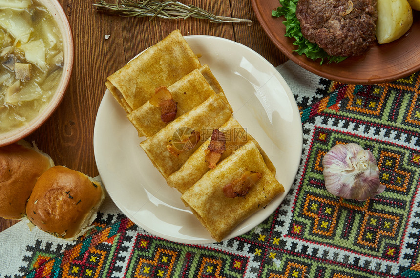 烘烤的Nalysnyky卷煎饼有不同填料乌克兰烹饪传统菜类顶级视图肴绉图片