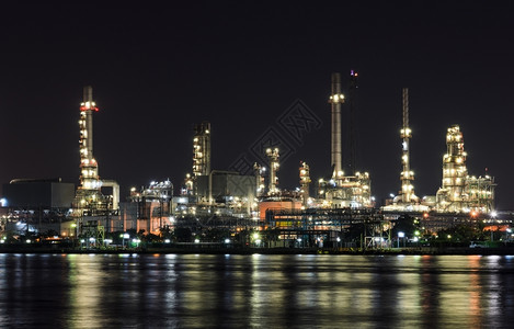 石油化工厂夜间现场黄色的景行业图片