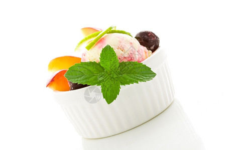 树叶茶匙产品冰淇淋与水果相照的孤立白背景片图片