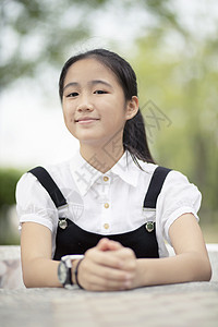 坐着年龄在自然公园里欢乐的亚裔青少年漂亮的图片