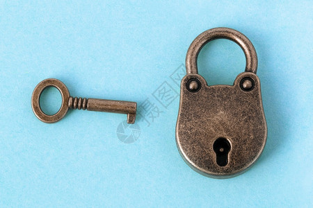 蓝背景的铜锁和密钥生锈的单身优质背景图片
