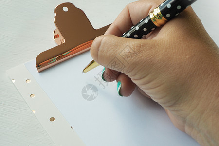 签名创造女在剪贴板纸上用圆点笔写字一张干净的纸页写字绿松石图片
