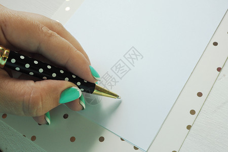 修指甲女在剪贴板纸上用圆点笔写字一张干净的纸页写字签名手图片