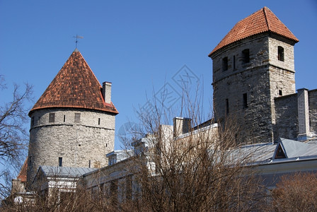 城堡古的塔林和墙壁防御正面图片