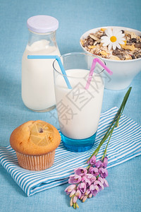 喝浆果健康营养新鲜牛奶和巧克力松饼新鲜的图片