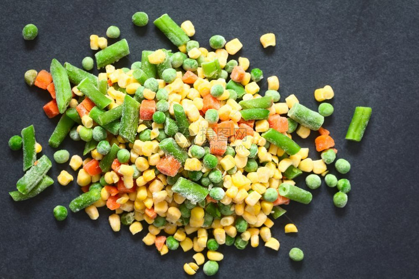 生最佳高架冷冻混合蔬菜绿色豆梨胡萝卜甜玉米用天然光选择焦点拍摄在上方的板块聚焦于顶层冷冻混合蔬菜图片