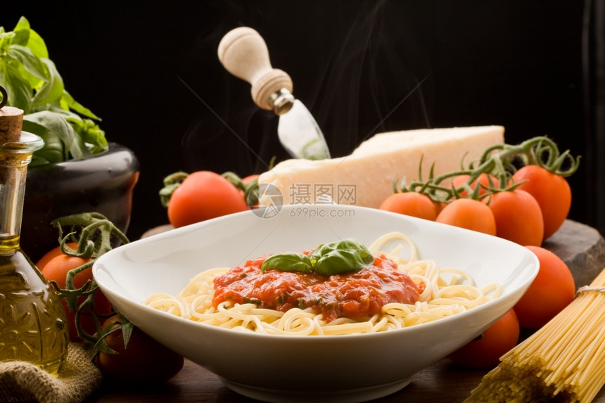 生的意大利面和番茄酱及其成份相片环形体意大利面木制的图片