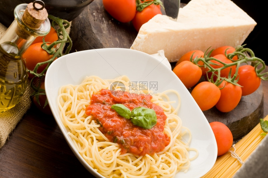 意大利面和番茄酱及其成份相片环形体吃果汁桌子图片