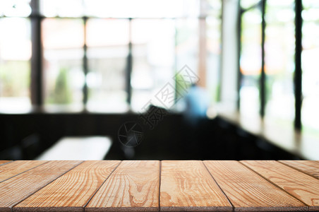 空的咖啡店餐厅背景模糊的咖啡厅面前空木板桌图像可以是摆放产品展示剪辑背景图片