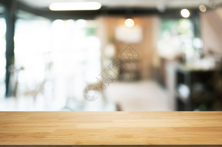 咖啡厅或餐饮背景模糊的咖啡店前空木板桌铺抽象的剪辑图片