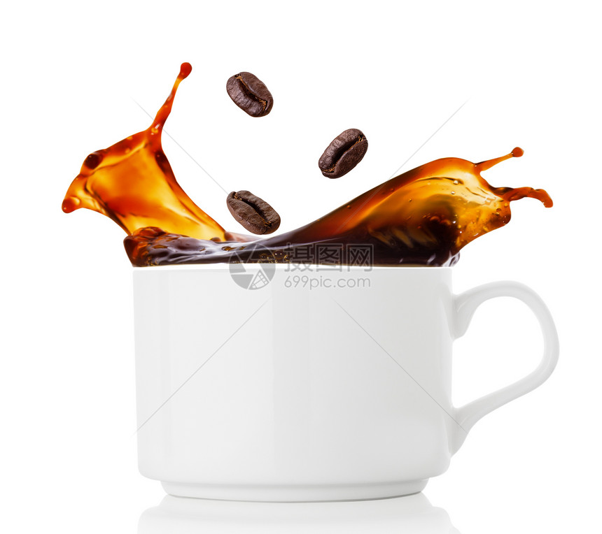 咖啡豆悬浮在咖啡杯上空图片
