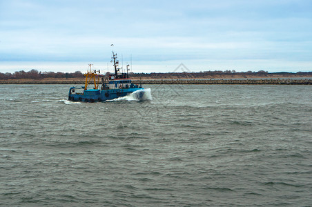 海岸小渔船蓝波罗的海小蓝船渔色的水图片