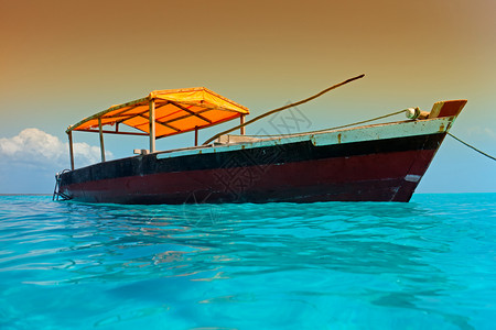 漂浮在桑给巴尔岛明亮的绿水上木船漂浮在水上的旅行反射图片