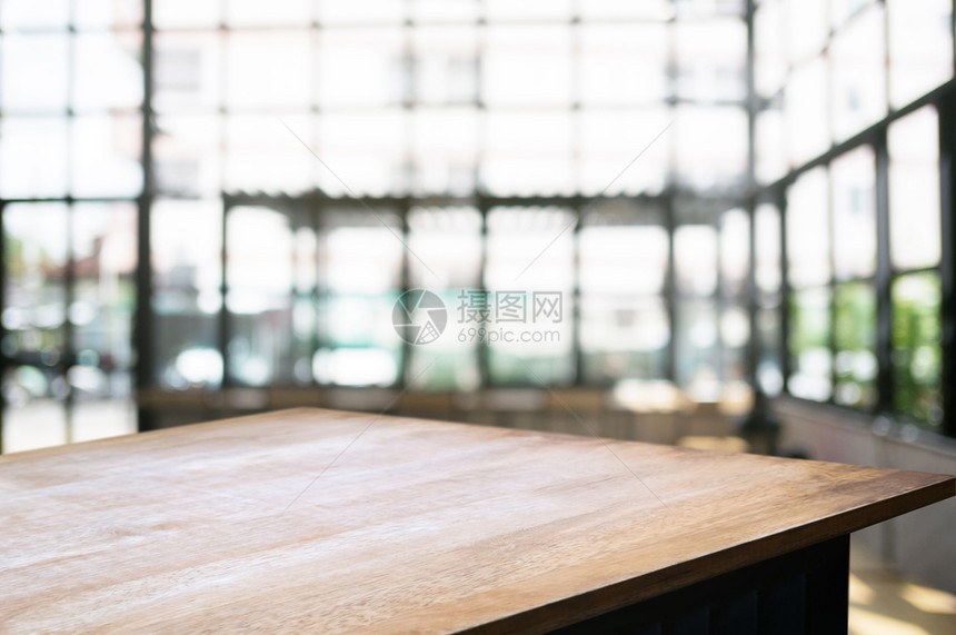 闪亮的咖啡厅背景模糊的咖啡厅桌边空木纸店铺内部的图片