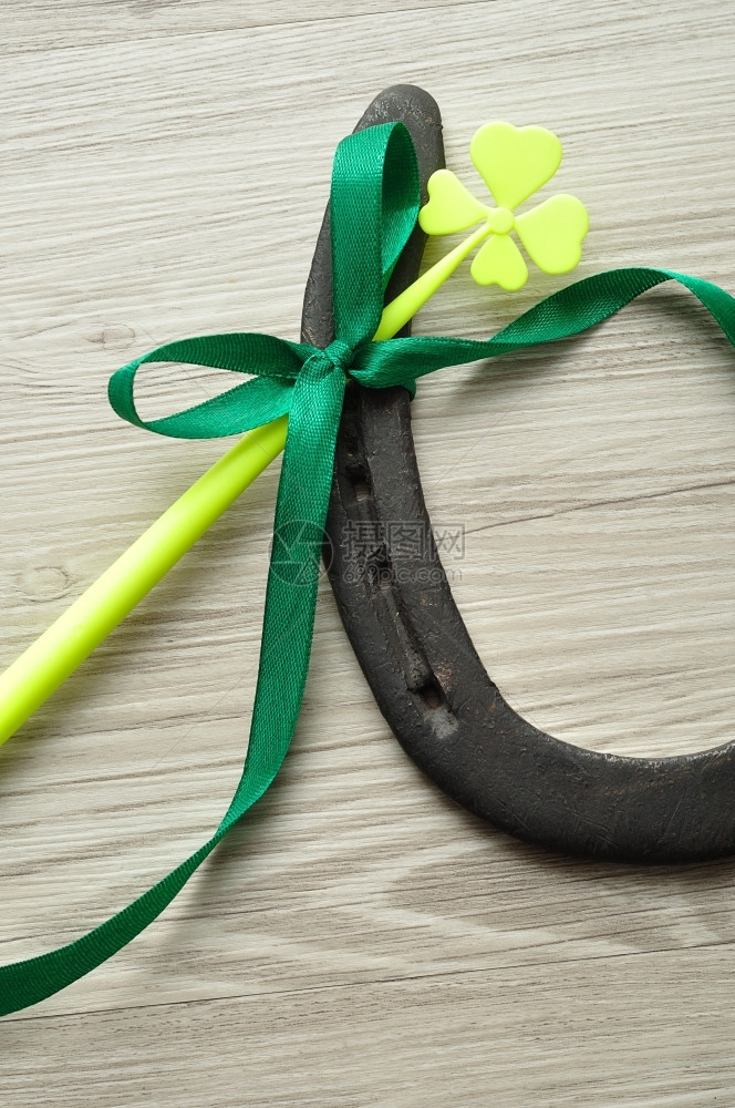 幸运的生锈在圣帕特里克日展示一匹马蹄木配有四叶花和绿弓一种图片