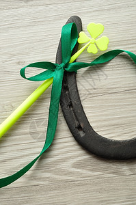幸运的生锈在圣帕特里克日展示一匹马蹄木配有四叶花和绿弓一种背景图片