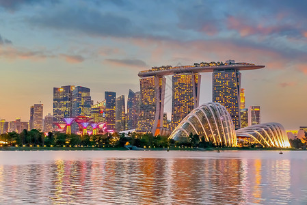 水酒店新加坡市中心城天际线商业区的城市景观在暮光之城日落图片