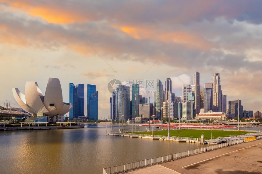 亚洲著名的建筑学新加坡市中心城天际线商业区的城市景观在暮光之城图片