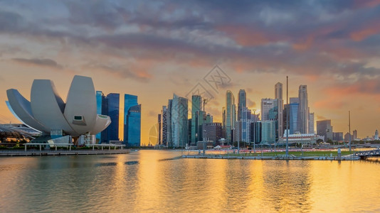 现代的港口新加坡市中心城天际线商业区的城市景观在暮光之城建造图片