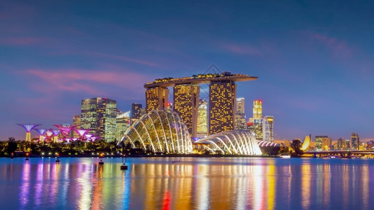 现代的新加坡市中心城天际线商业区的城市景观在暮光之城码头港口图片